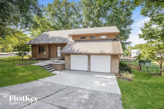 8236 Nw Waukomis Dr - Photo 2 of 15