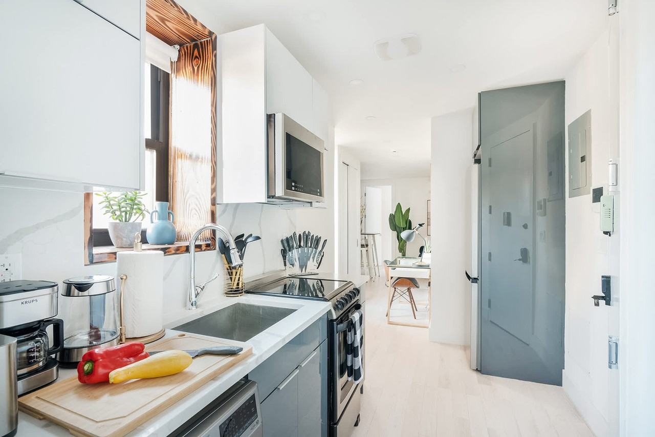 515 West 48th Street - Photo 3 of 49