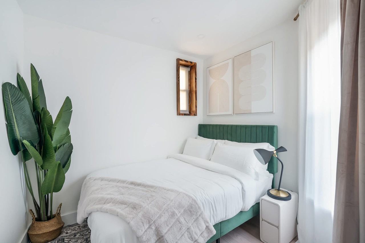 515 West 48th Street - Photo 5 of 49