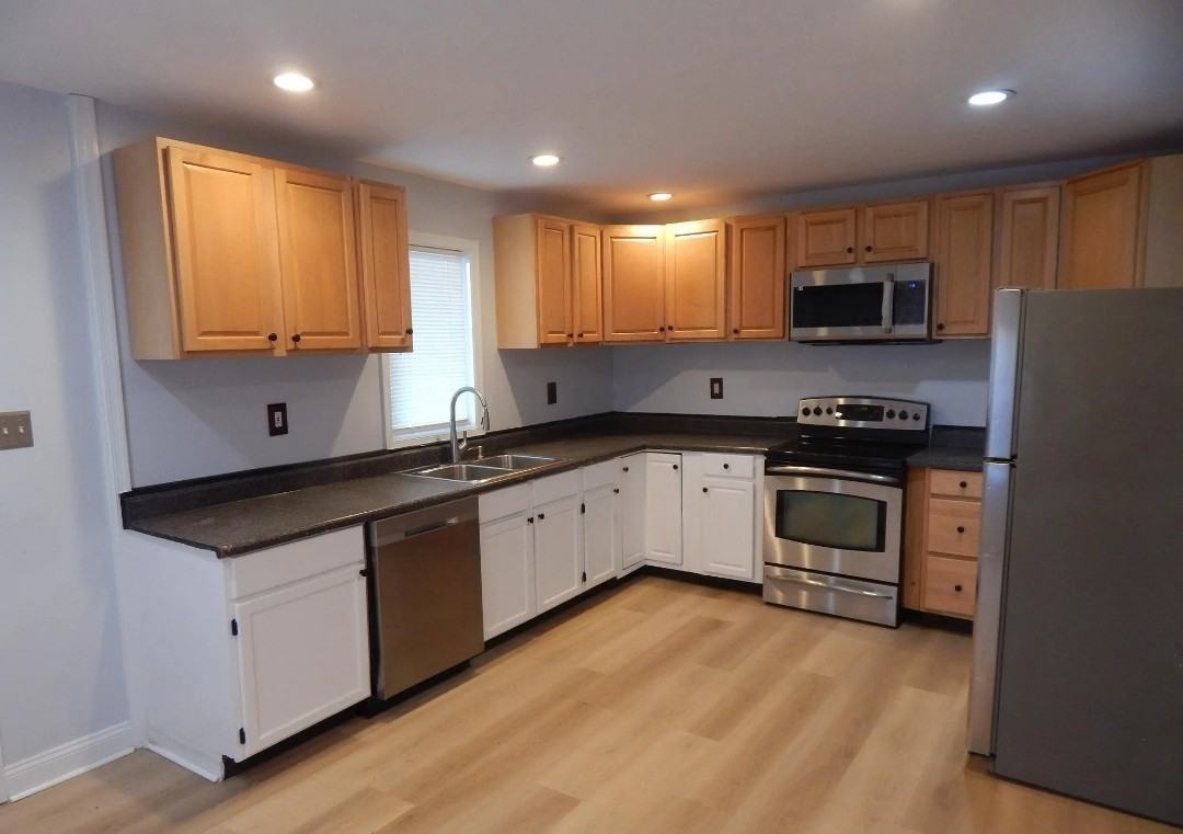 233 N Evans St - Photo 5 of 8