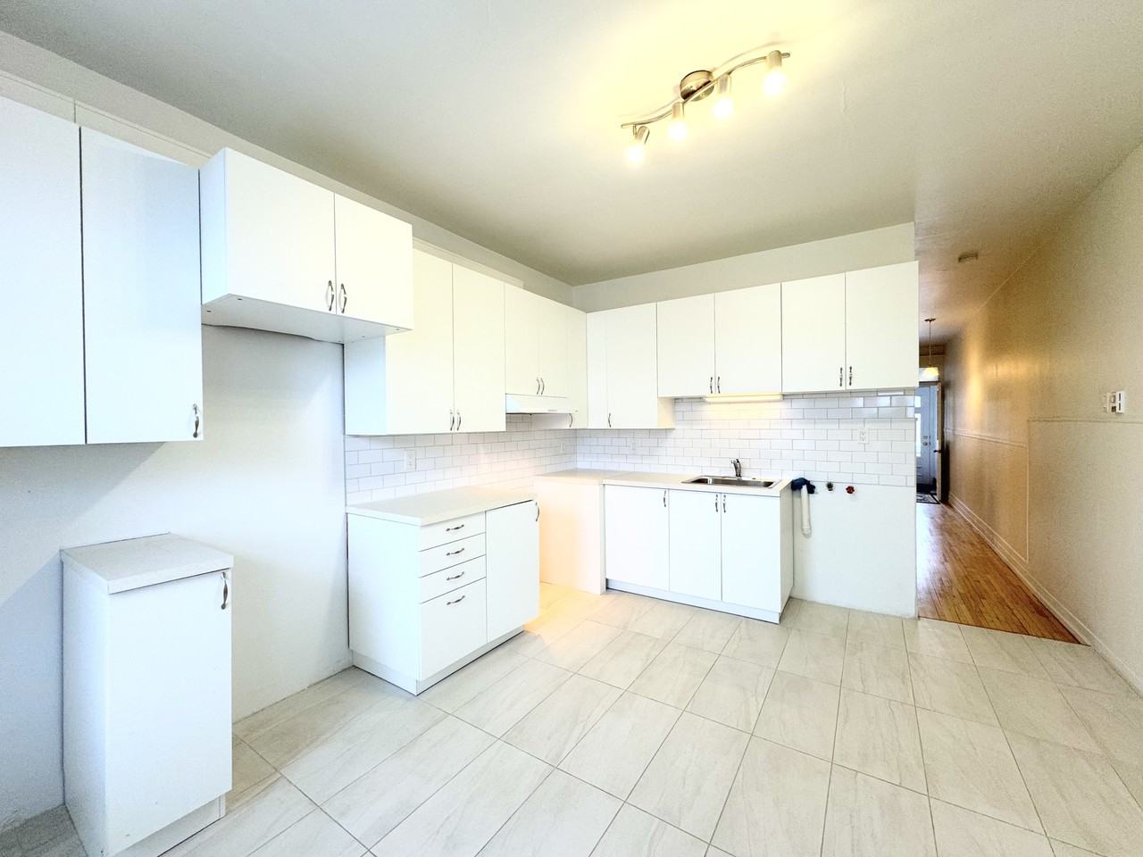 8361 Rue Lajeunesse - Photo 3 of 18