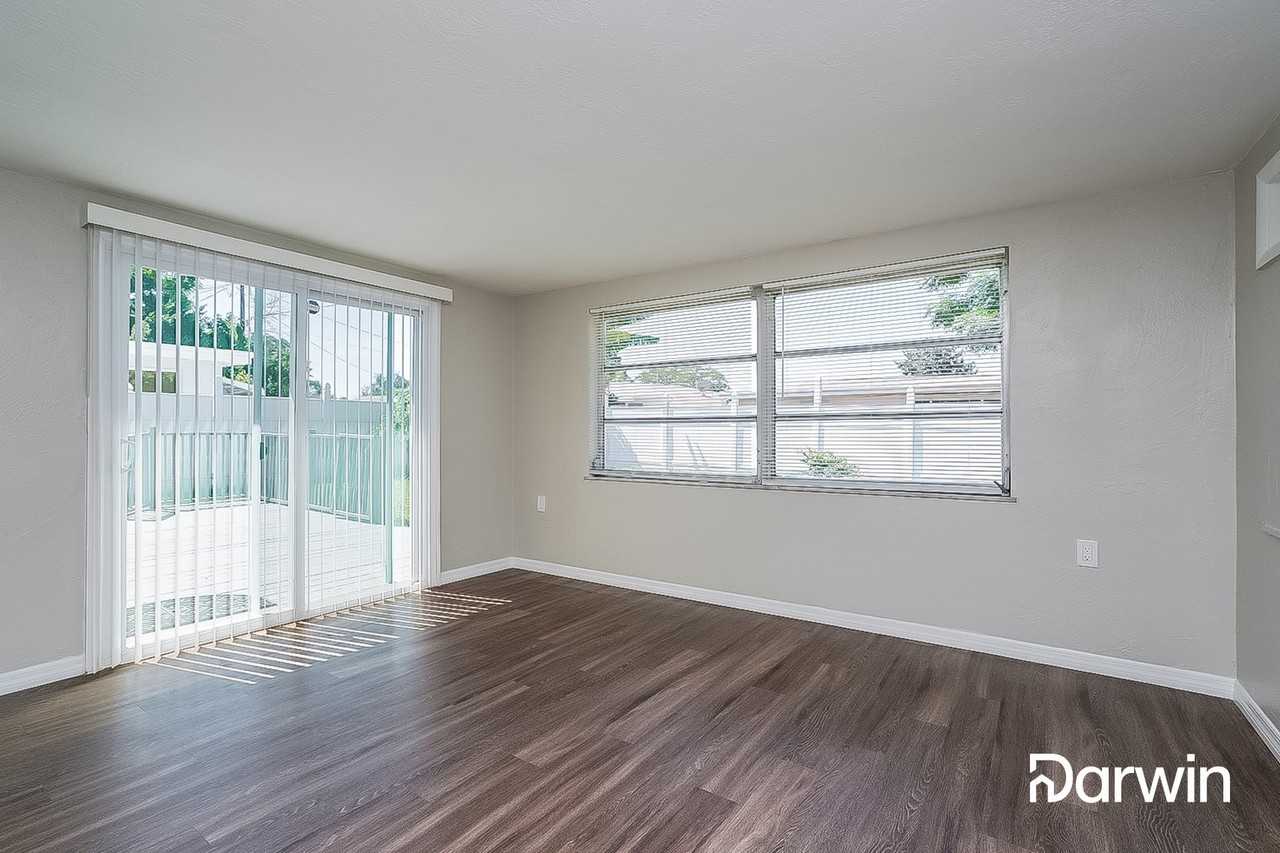 2345 Roselawn Dr - Photo 3 of 15