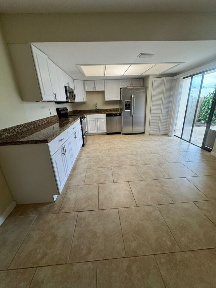 11976 Shakerwood Ln - Photo 3 of 20