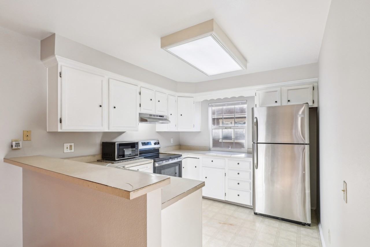 2062 S Helena St #B - Photo 3 of 16