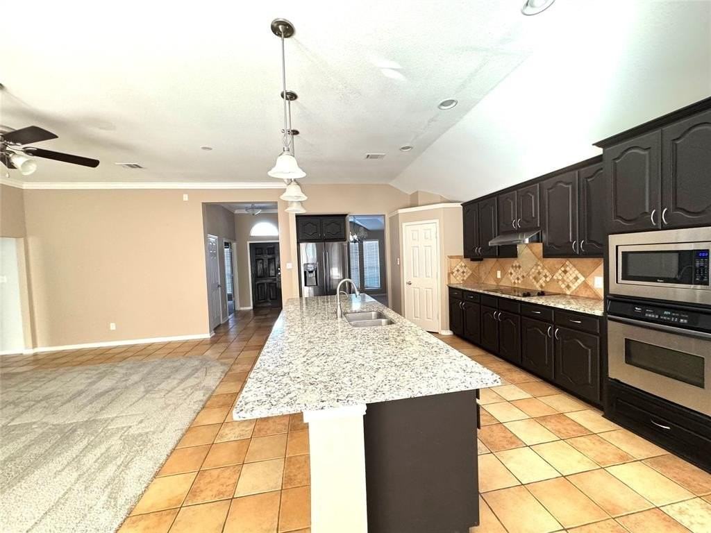 15723 Wrangler Dr - Photo 4 of 29