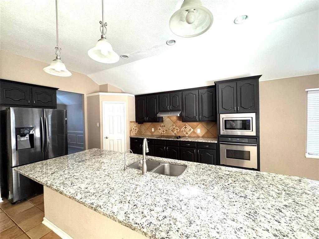 15723 Wrangler Dr - Photo 5 of 29