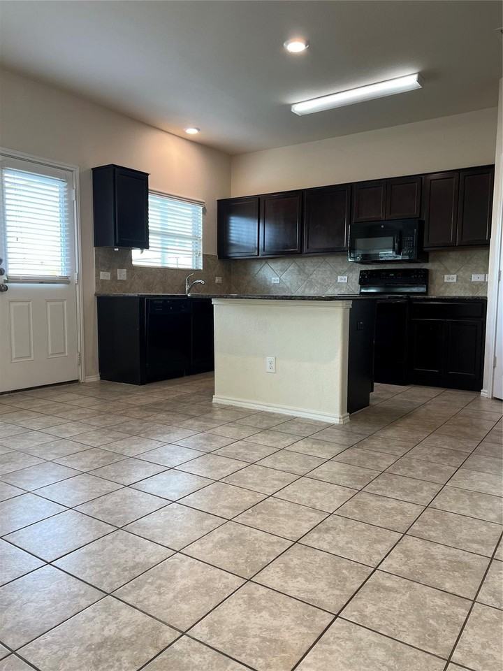 275 Circle Way - Photo 3 of 15