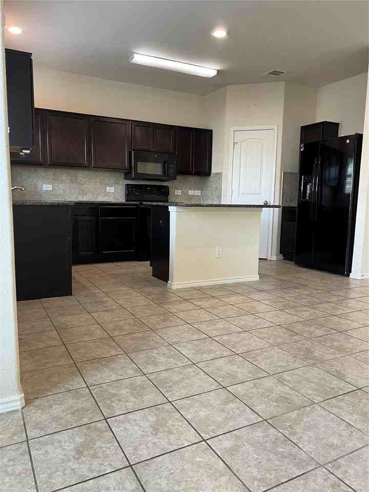 275 Circle Way - Photo 4 of 15