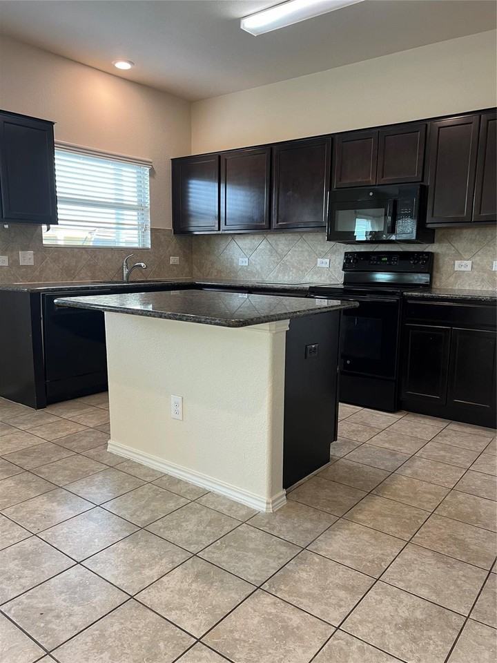 275 Circle Way - Photo 5 of 15