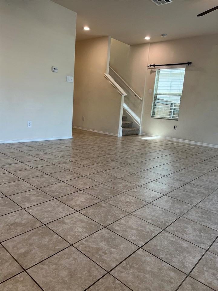 275 Circle Way - Photo 7 of 15