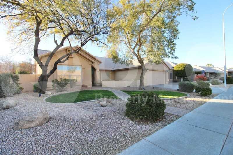 682 N Butte Ave - Photo 2 of 25