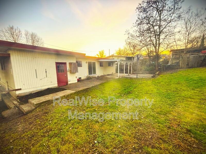 201 Nw Reed St - Photo 2 of 18