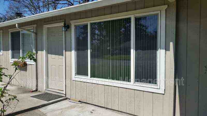 10910 Ne 48th St - Photo 2 of 12