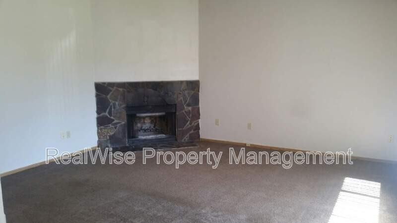 10910 Ne 48th St - Photo 3 of 12