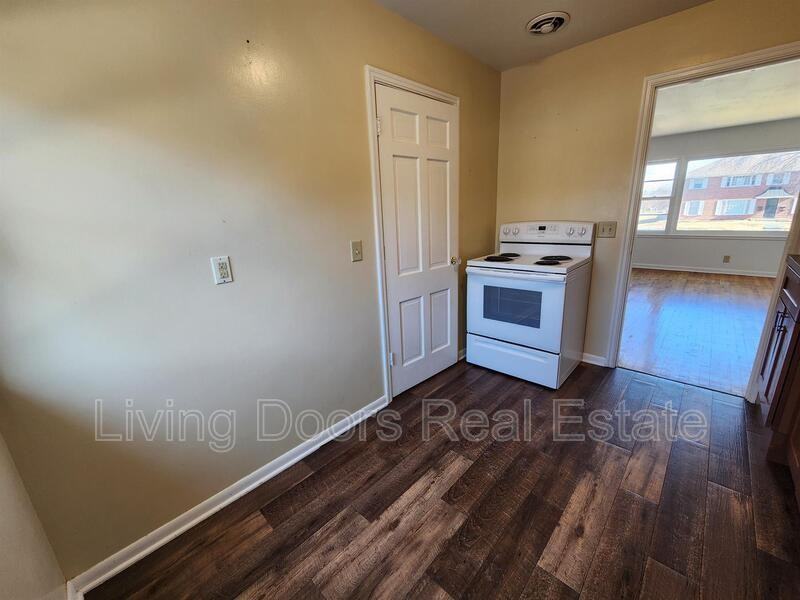 307 S 47th St - Photo 3 of 8