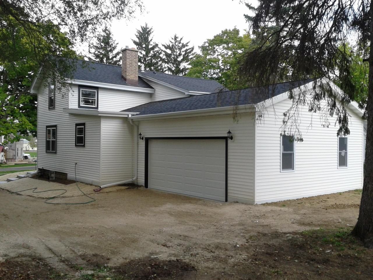 109 Pleasant St - Photo 3 of 10