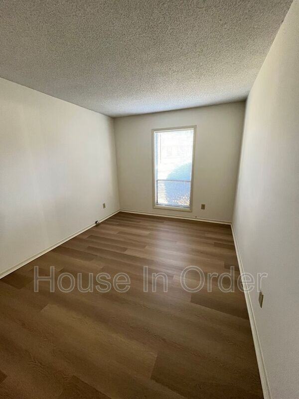 208 Scottlynn Dr - Photo 7 of 10