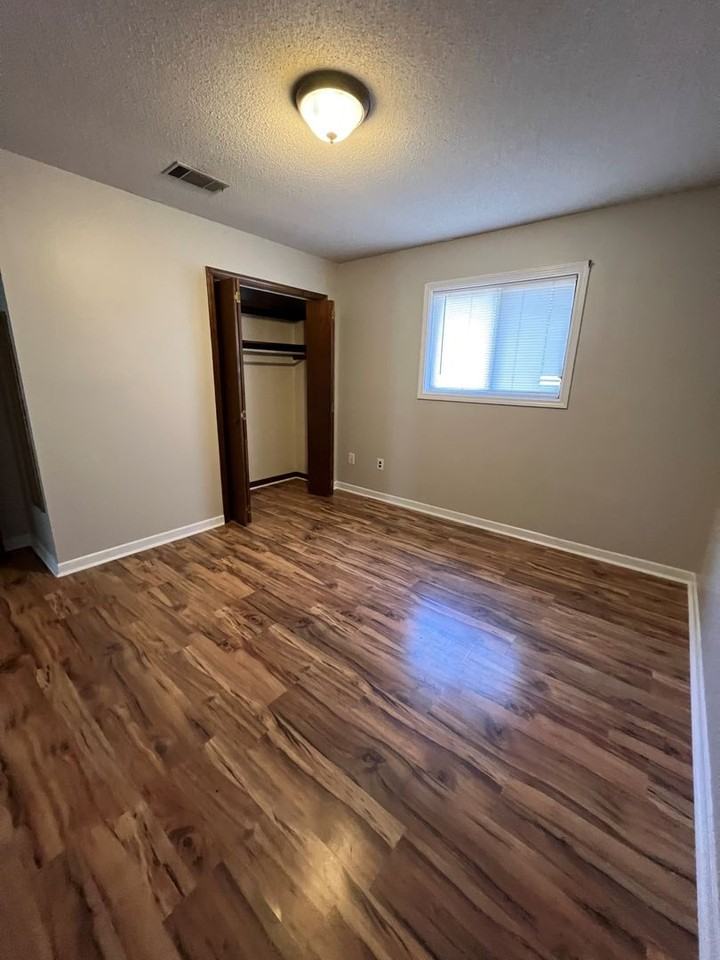 211 Rock Knoll Dr - Photo 2 of 13