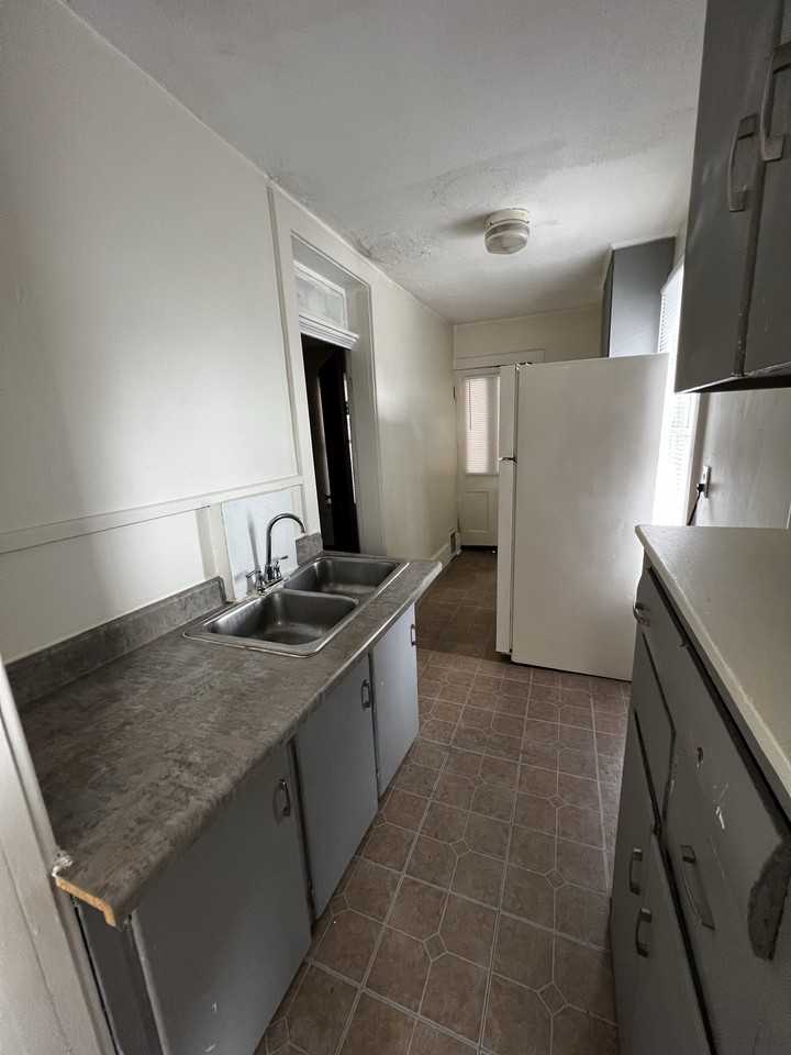 806 B West King Street - Photo 2 of 10