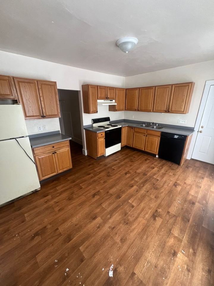 1681 Lake St - Photo 3 of 12