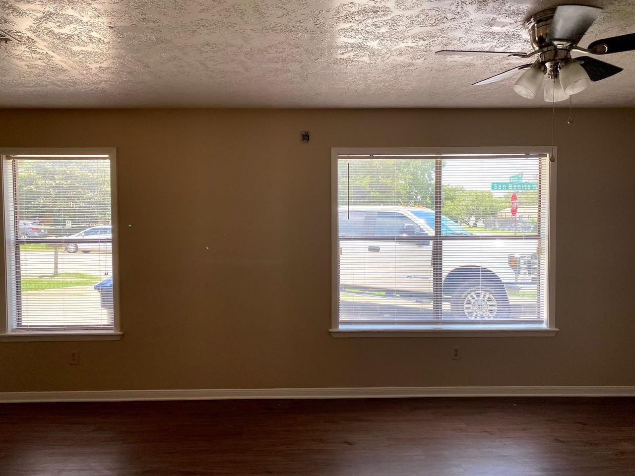 701 San Benito Dr - Photo 4 of 33