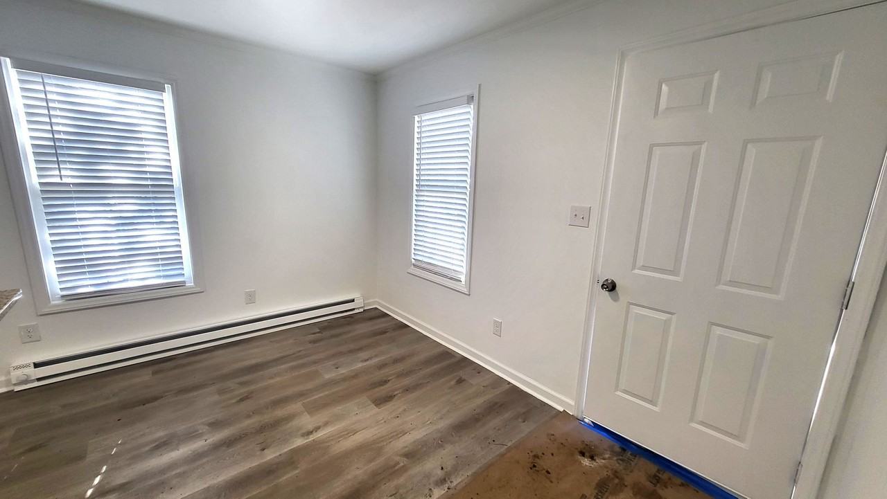 202 Thomas Ln - Photo 3 of 8