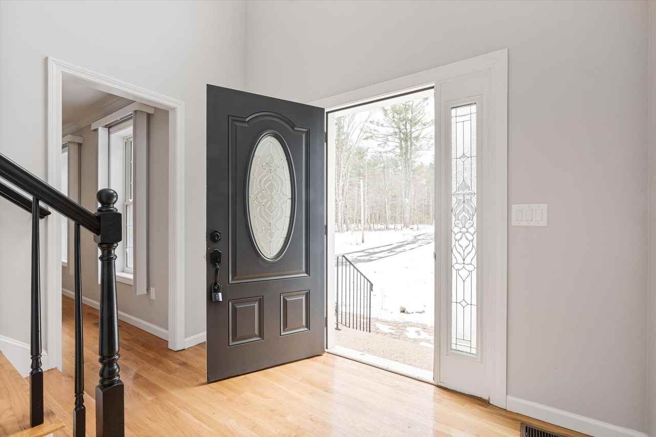 117 Hoit Rd - Photo 2 of 49