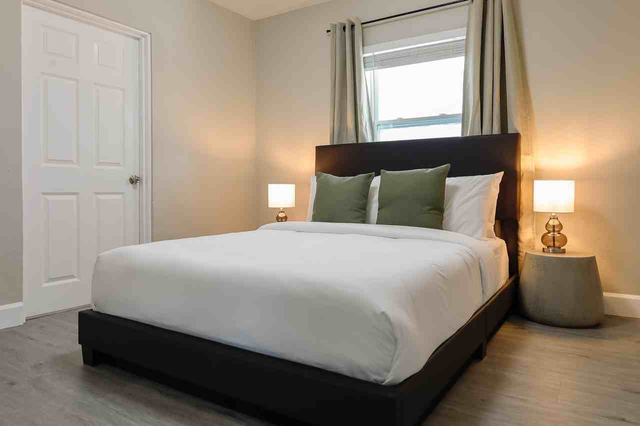 2761 Southwest 33rd Avenue - Photo 2 of 40