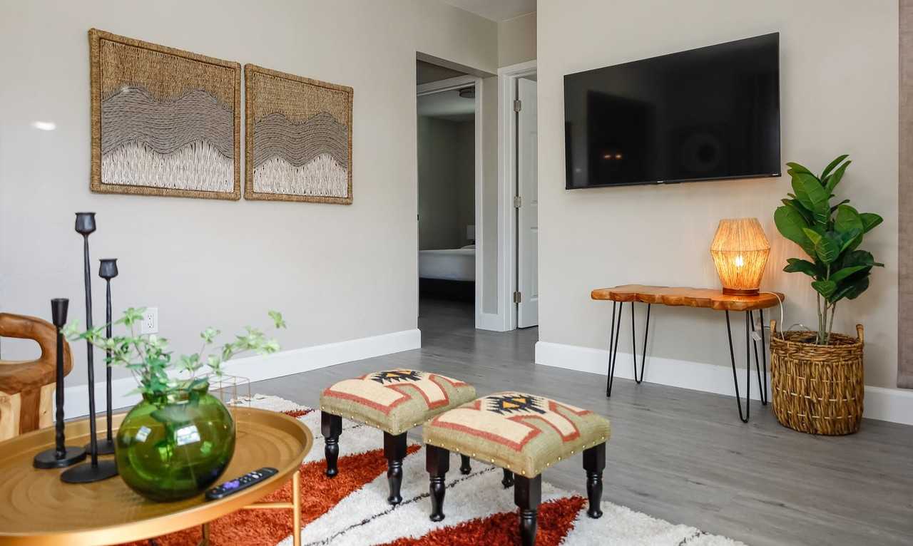 2761 Southwest 33rd Avenue - Photo 3 of 40