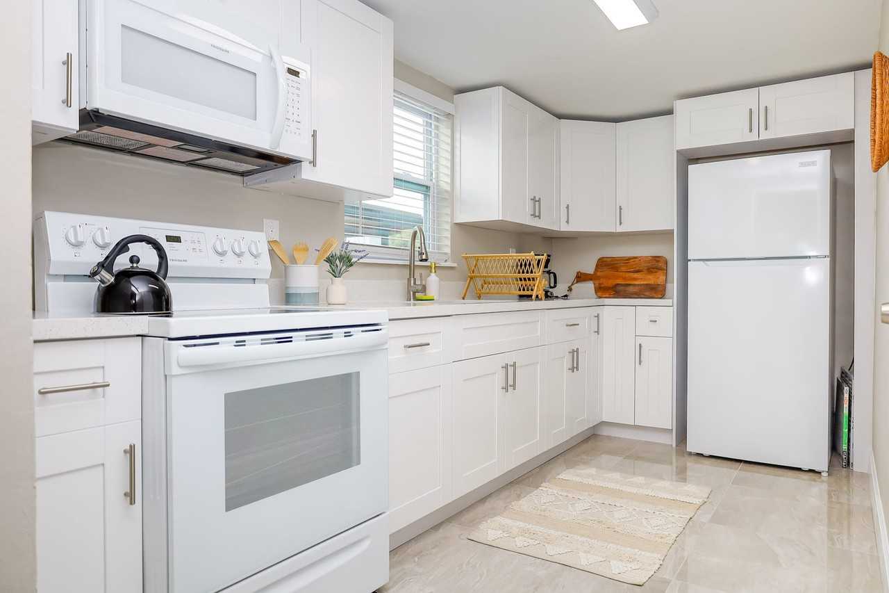 2761 Southwest 33rd Avenue - Photo 6 of 38