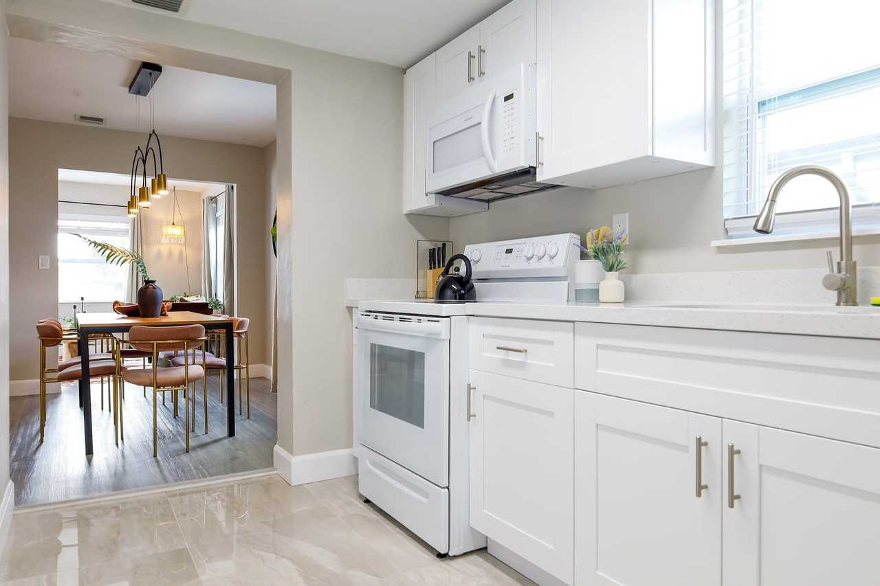 2761 Southwest 33rd Avenue - Photo 7 of 38