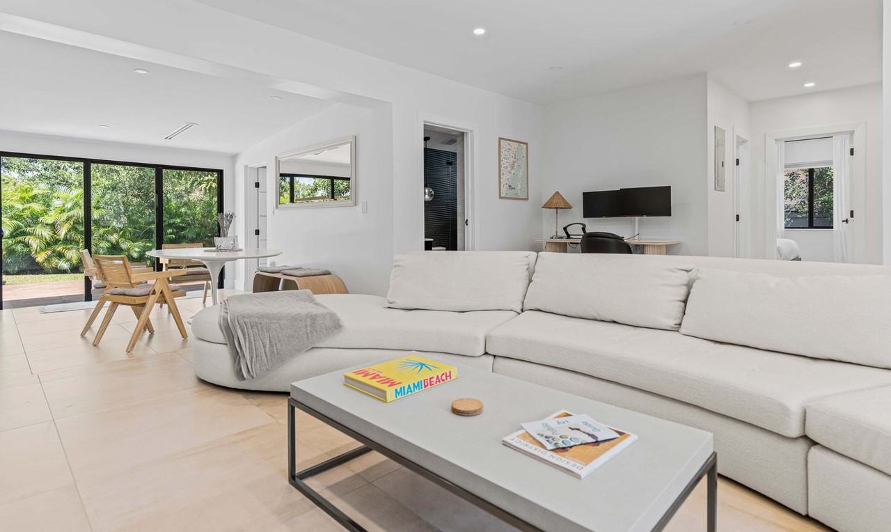 281 Ne 48th Ter #1044569P - Photo 4 of 38