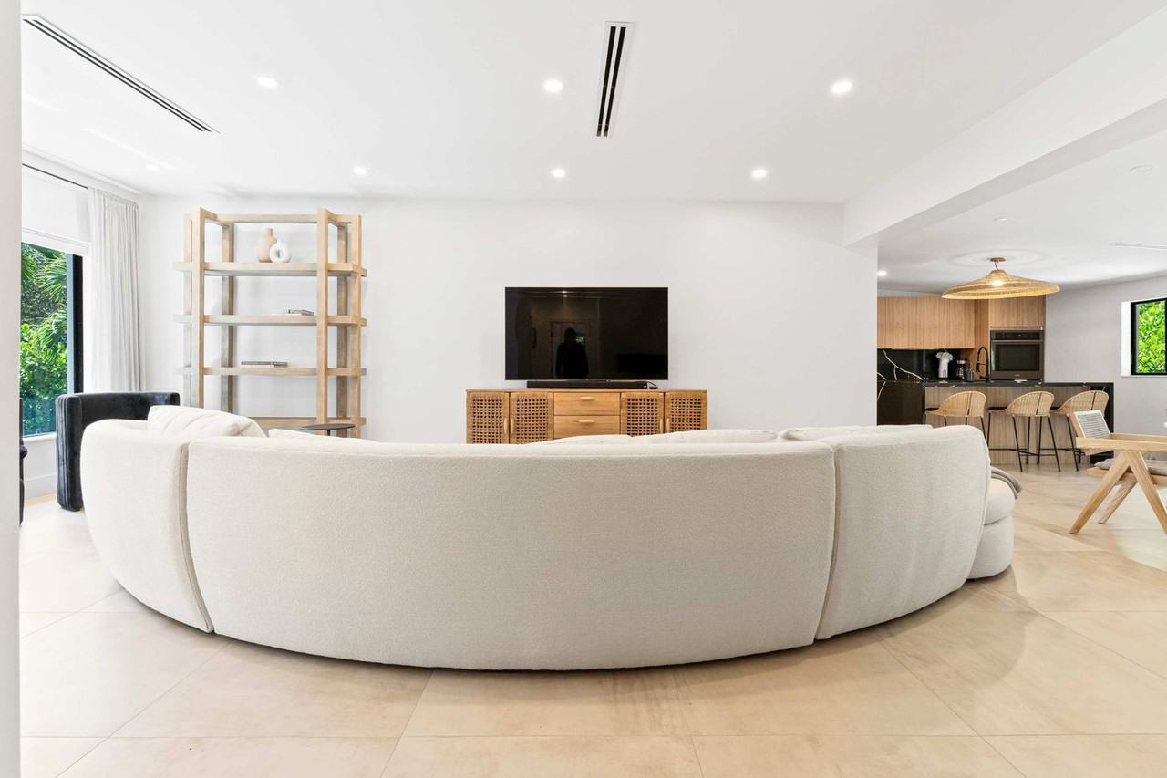 281 Ne 48th Ter #1044569P - Photo 5 of 38