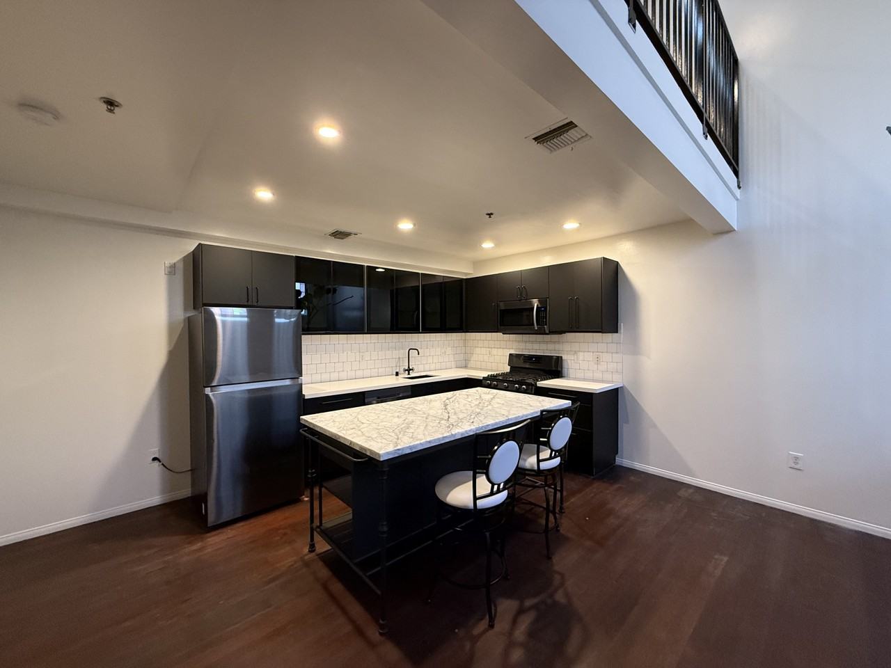 900 N Hoover St #B - Photo 3 of 14