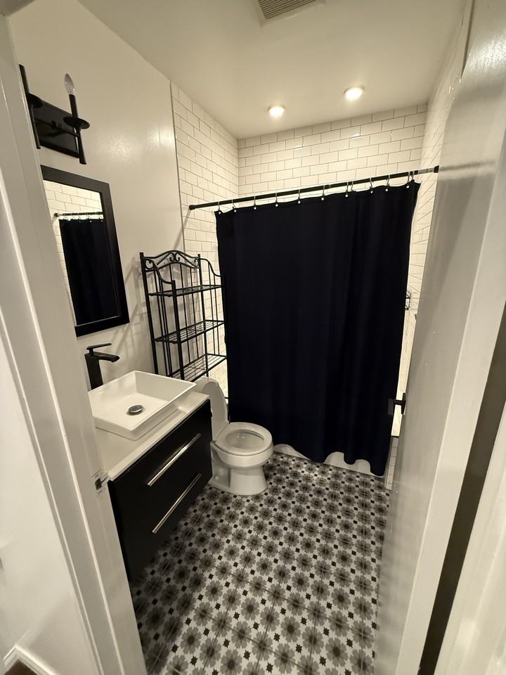 900 N Hoover St #B - Photo 5 of 14