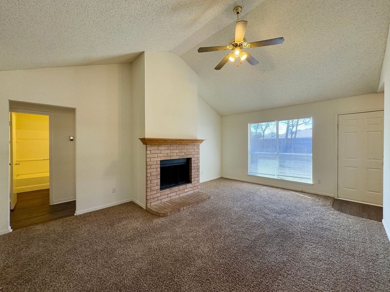 974 Parkview Cir - Photo 2 of 11