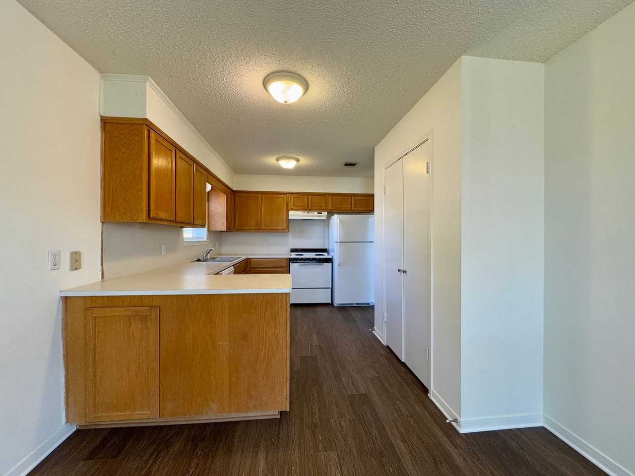 974 Parkview Cir - Photo 3 of 11