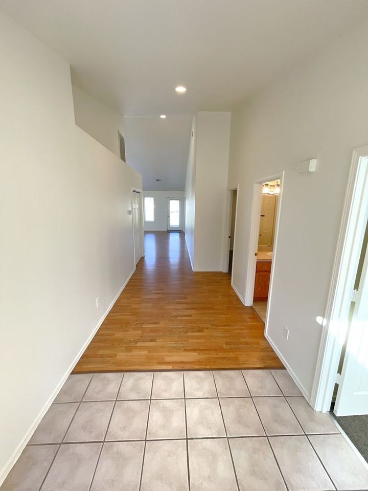 545 Hanks St - Photo 2 of 20