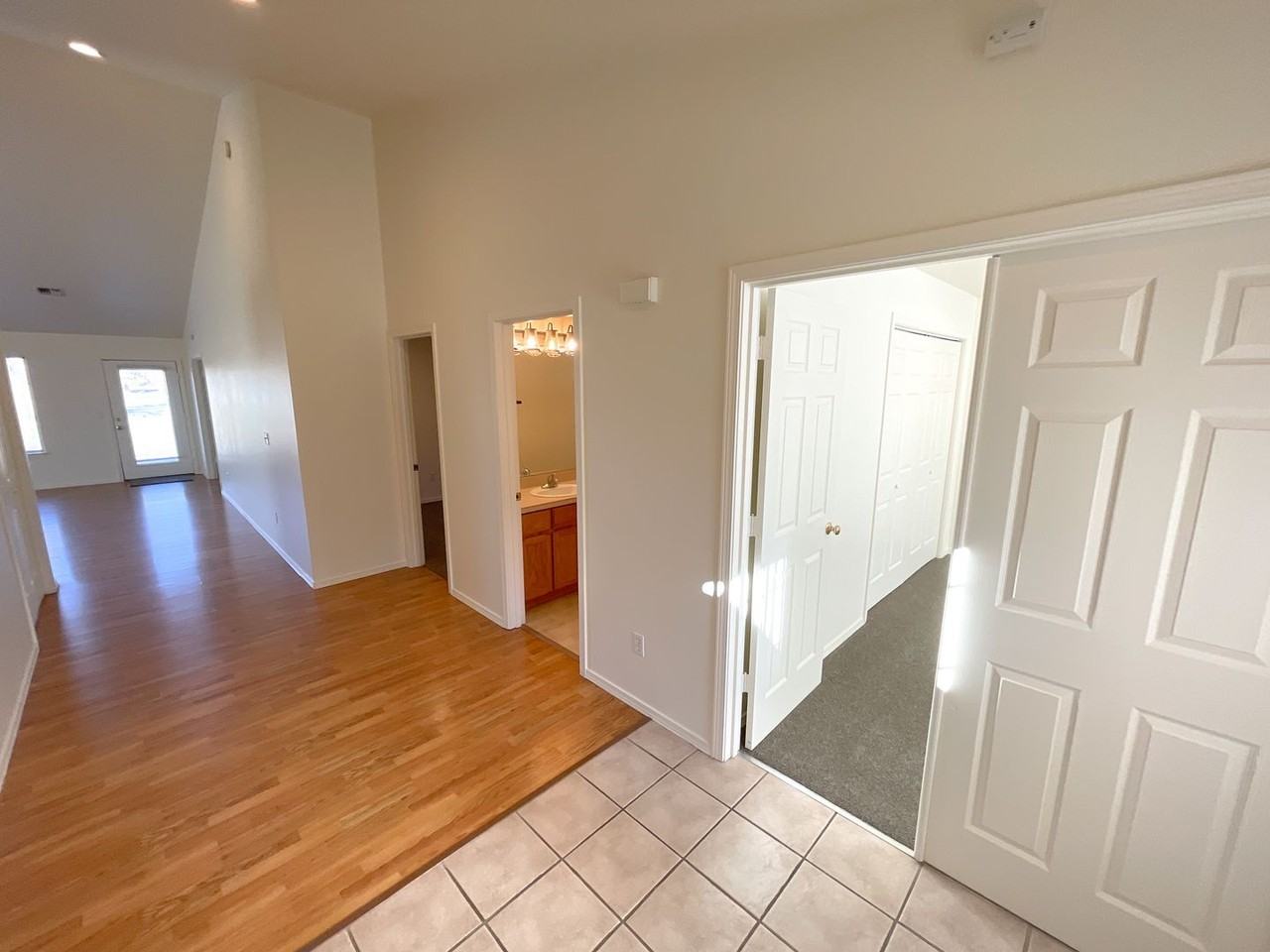 545 Hanks St - Photo 3 of 20