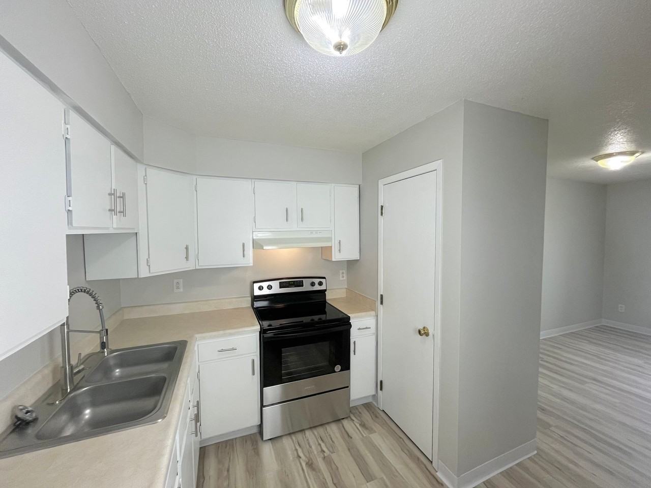 Burbank Village Apartments - Photo 4 of 13