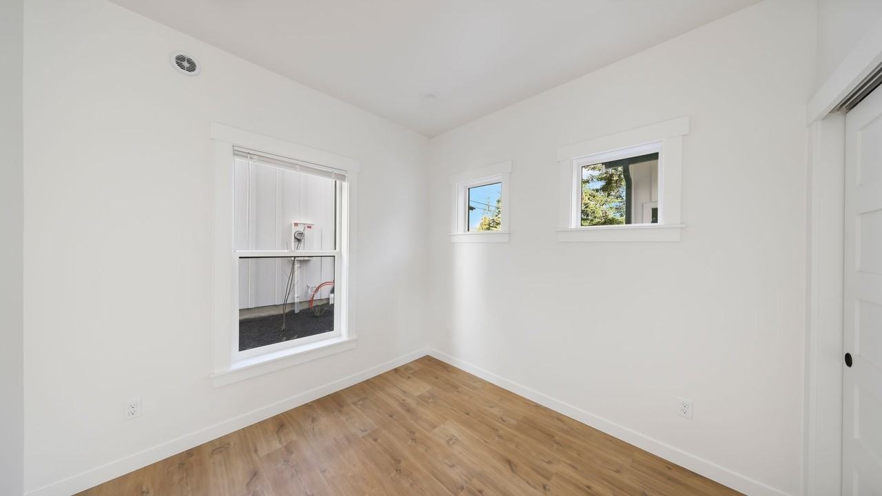 2122 32nd St - Photo 5 of 13