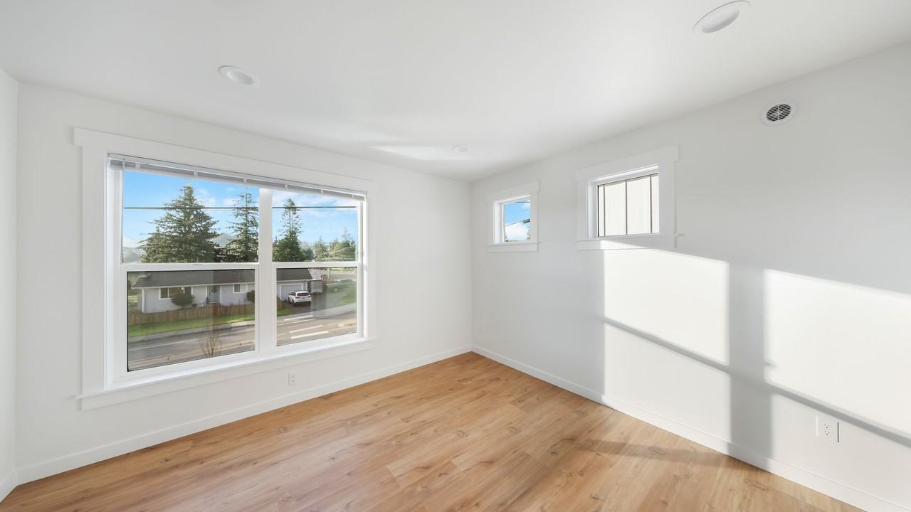 2122 32nd St - Photo 7 of 13