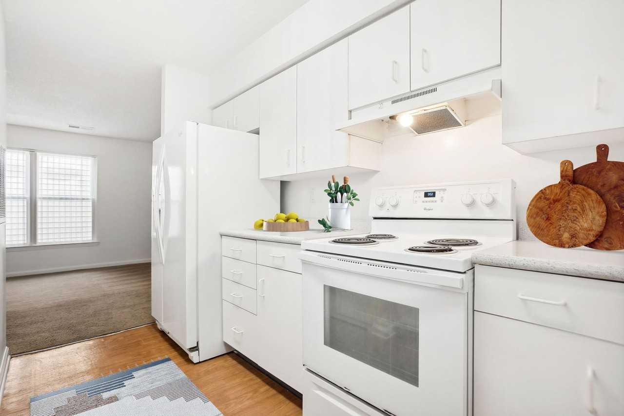 Poplar Manor Apartments - Photo 3 of 9