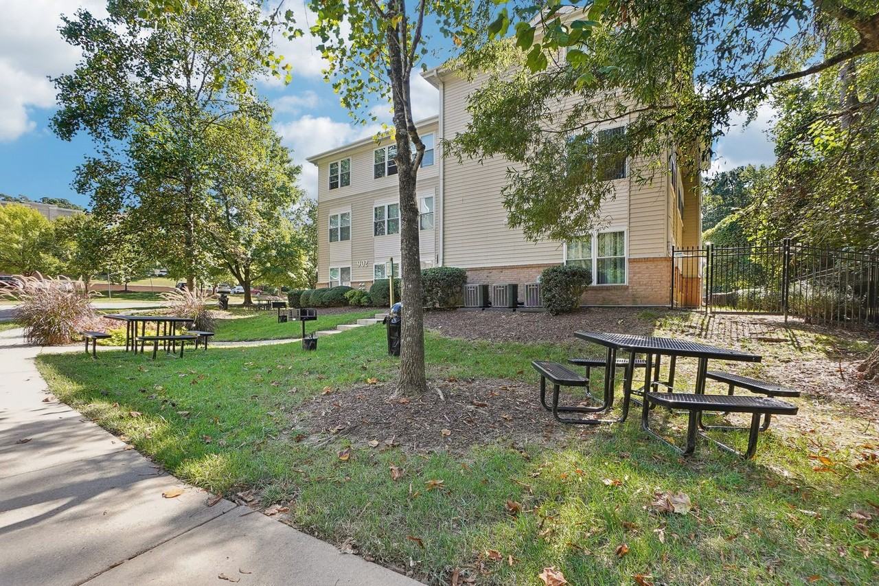 Poplar Manor Apartments - Photo 6 of 9