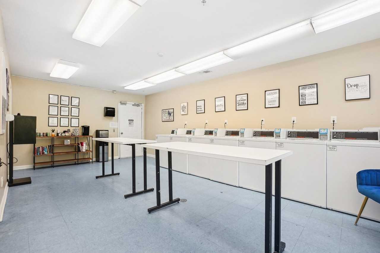 Poplar Manor Apartments - Photo 7 of 9