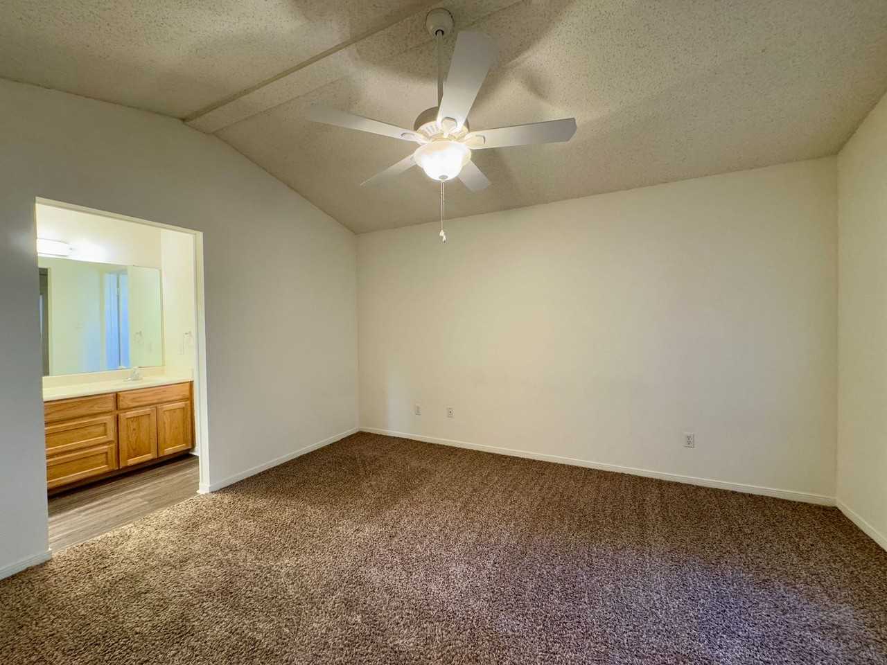 1008 Parkview Cir - Photo 5 of 11