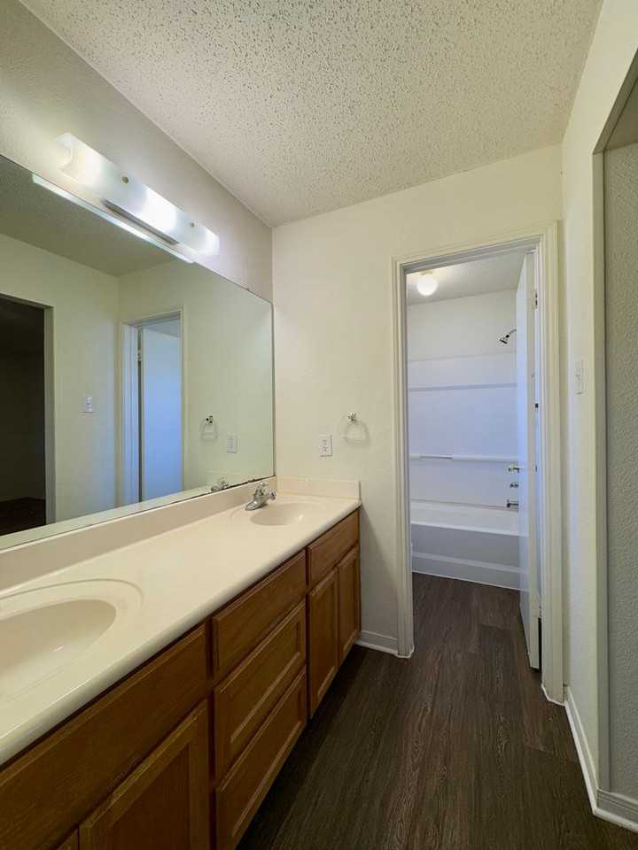 1008 Parkview Cir - Photo 6 of 11