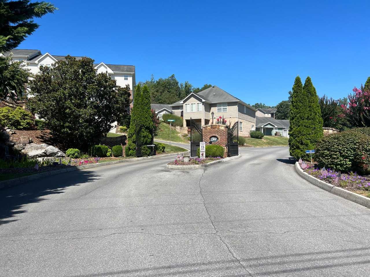 30 Hiddenbrook Ln - Photo 4 of 36