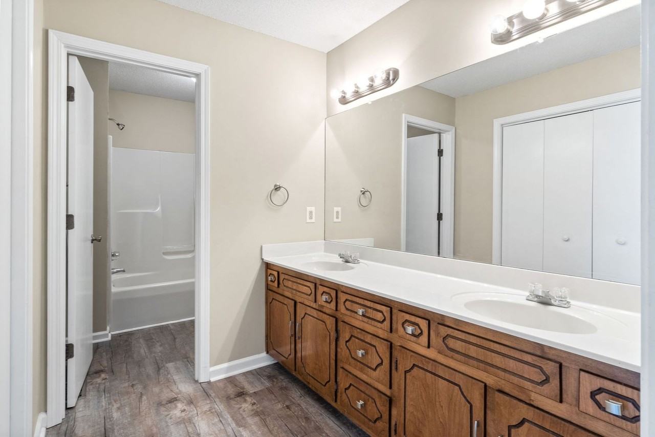 1720 Longbow Ct - Photo 3 of 33