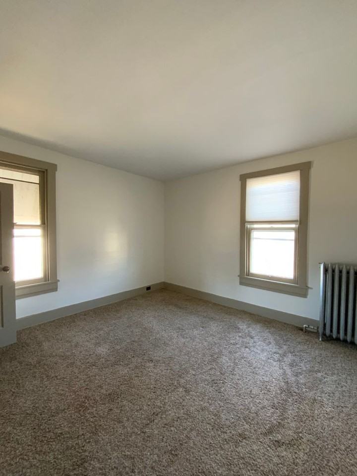 202 S Barbara St - Photo 3 of 11